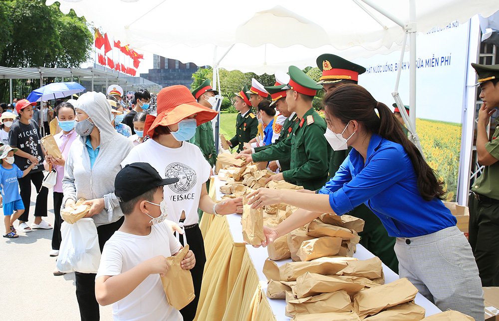 Hơn 420.000 lượt khách du lịch đến Hà Nội dịp nghỉ Lễ Quốc khánh - Ảnh 3.