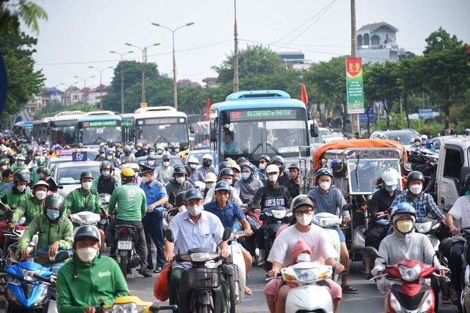 Ngày cuối dịp nghỉ lễ 2/9: Cửa ngõ giao thông Hà Nội, Thành phố Hồ Chí Minh ùn tắc kéo dài - Ảnh 4.