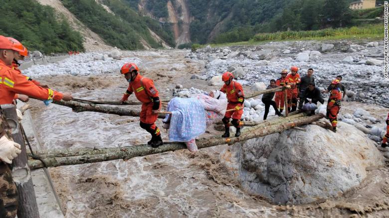 Trung Quốc: Dốc toàn lực cứu trợ hàng trăm nạn nhân vụ động đất ở Tứ Xuyên - Ảnh 1.