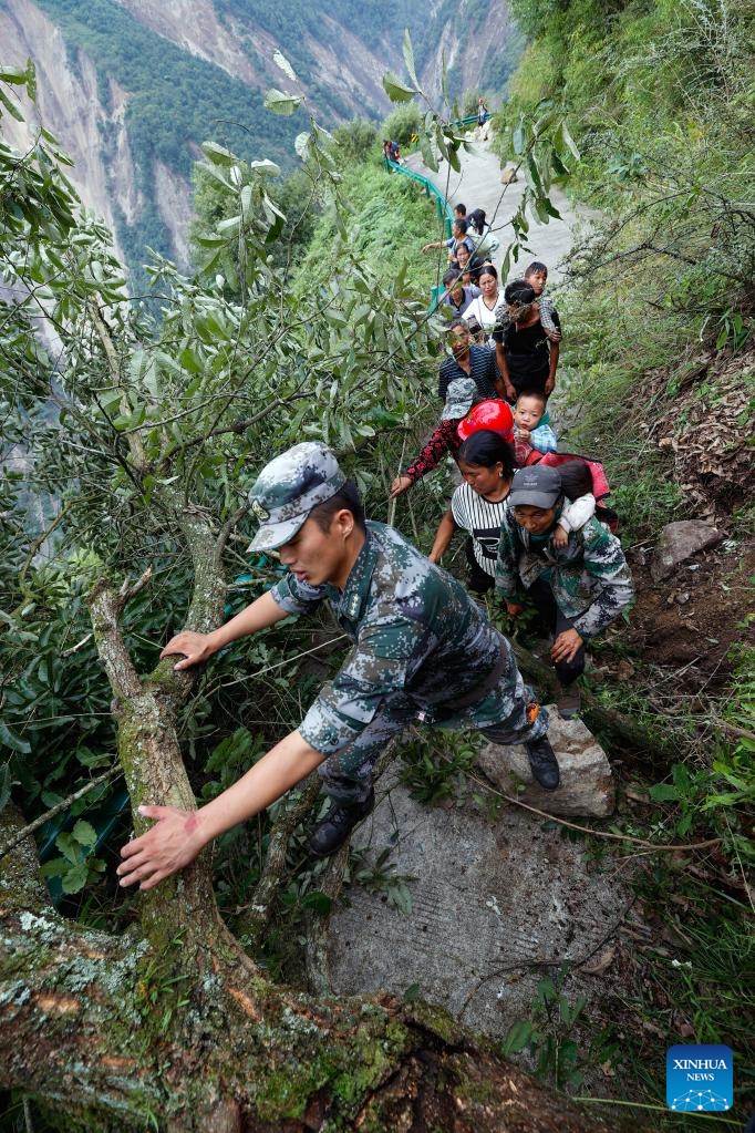 Động đất ở Tứ Xuyên, Trung Quốc: Lực lượng cứu hộ chạy đua với thời gian giải cứu người mắc kẹt - Ảnh 6.