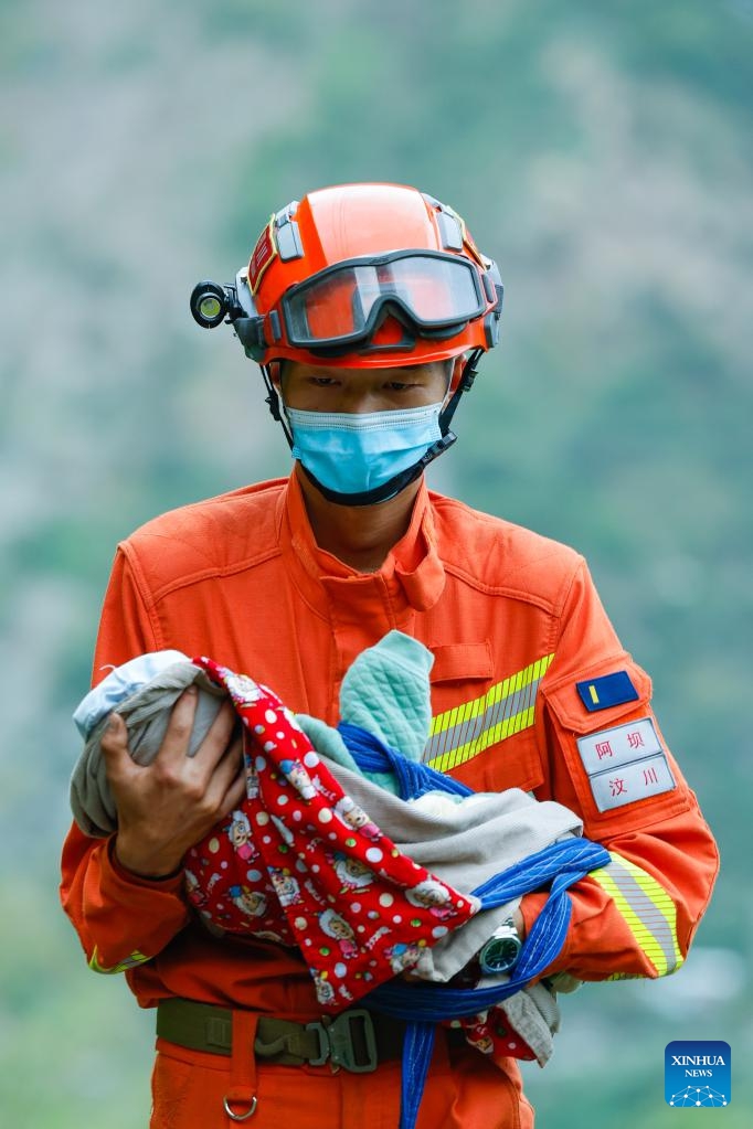 Động đất ở Tứ Xuyên, Trung Quốc: Lực lượng cứu hộ chạy đua với thời gian giải cứu người mắc kẹt - Ảnh 1.