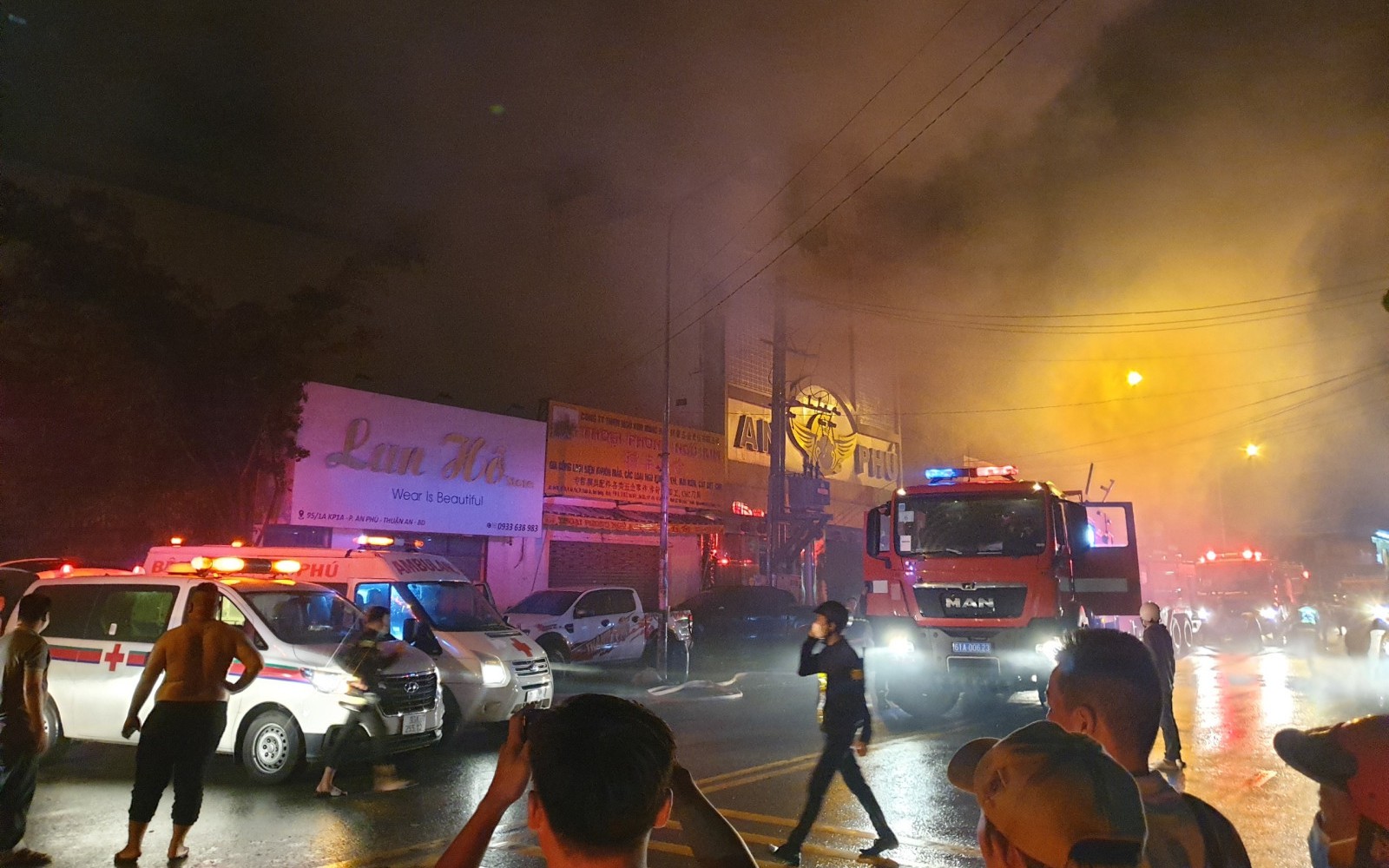 Cháy lớn tại quán karaoke ở Bình Dương: Hàng chục người thương vong, đã đưa 12 nạn nhân mắc kẹt ra ngoài