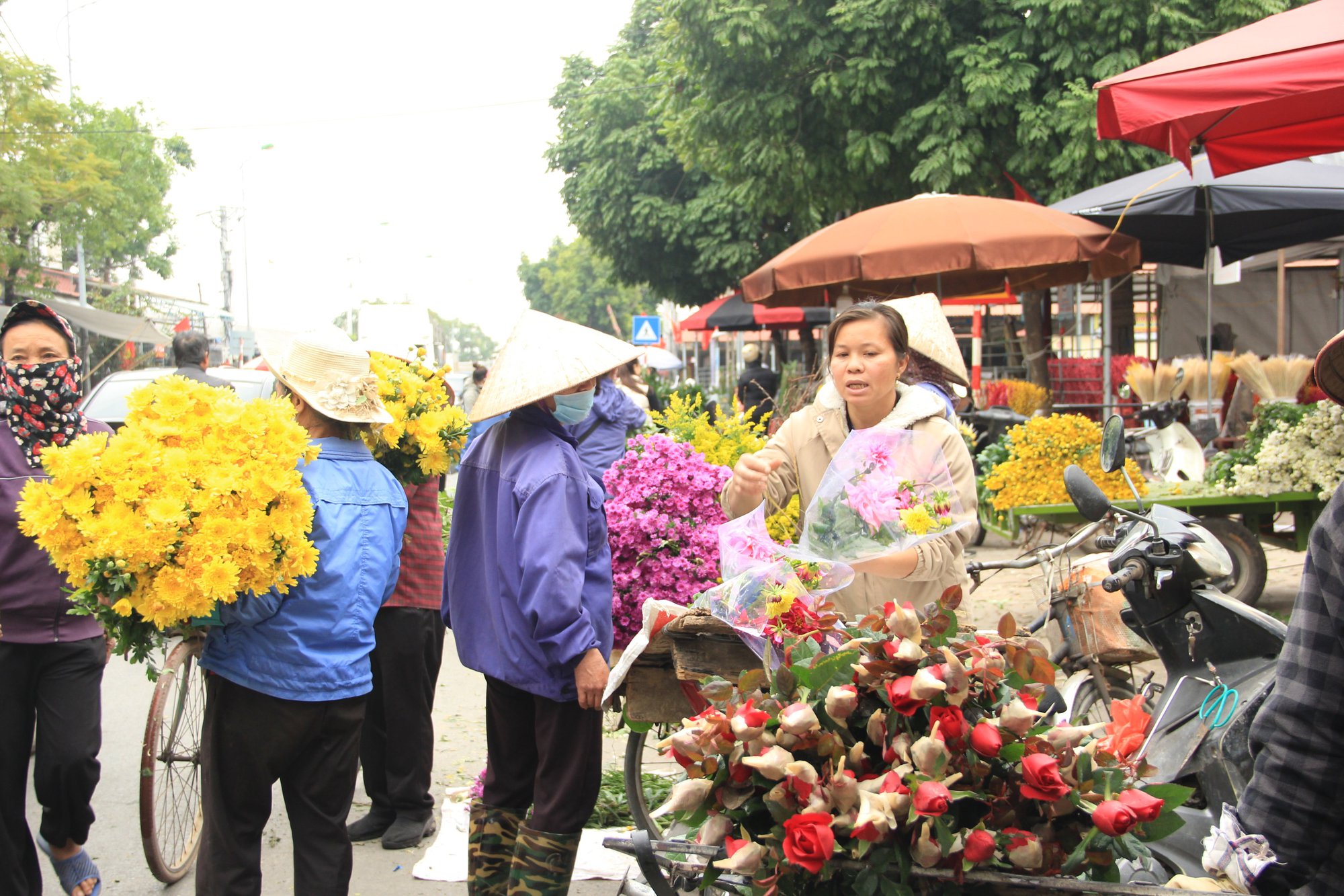 Tết Nguyên đán 2023: Chợ hoa Mê Linh nhộn nhịp ngày cận Tết - Ảnh 19.