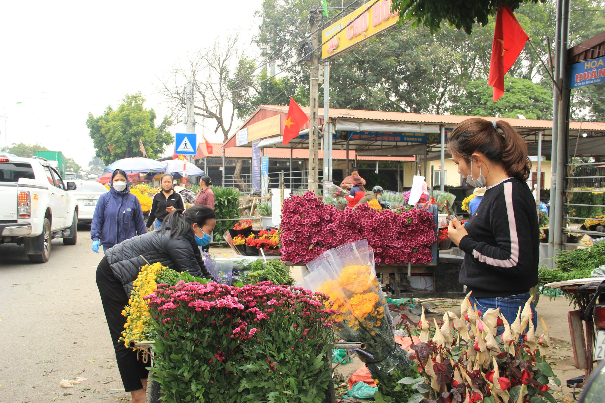 Tết Nguyên đán 2023: Chợ hoa Mê Linh nhộn nhịp ngày cận Tết - Ảnh 17.