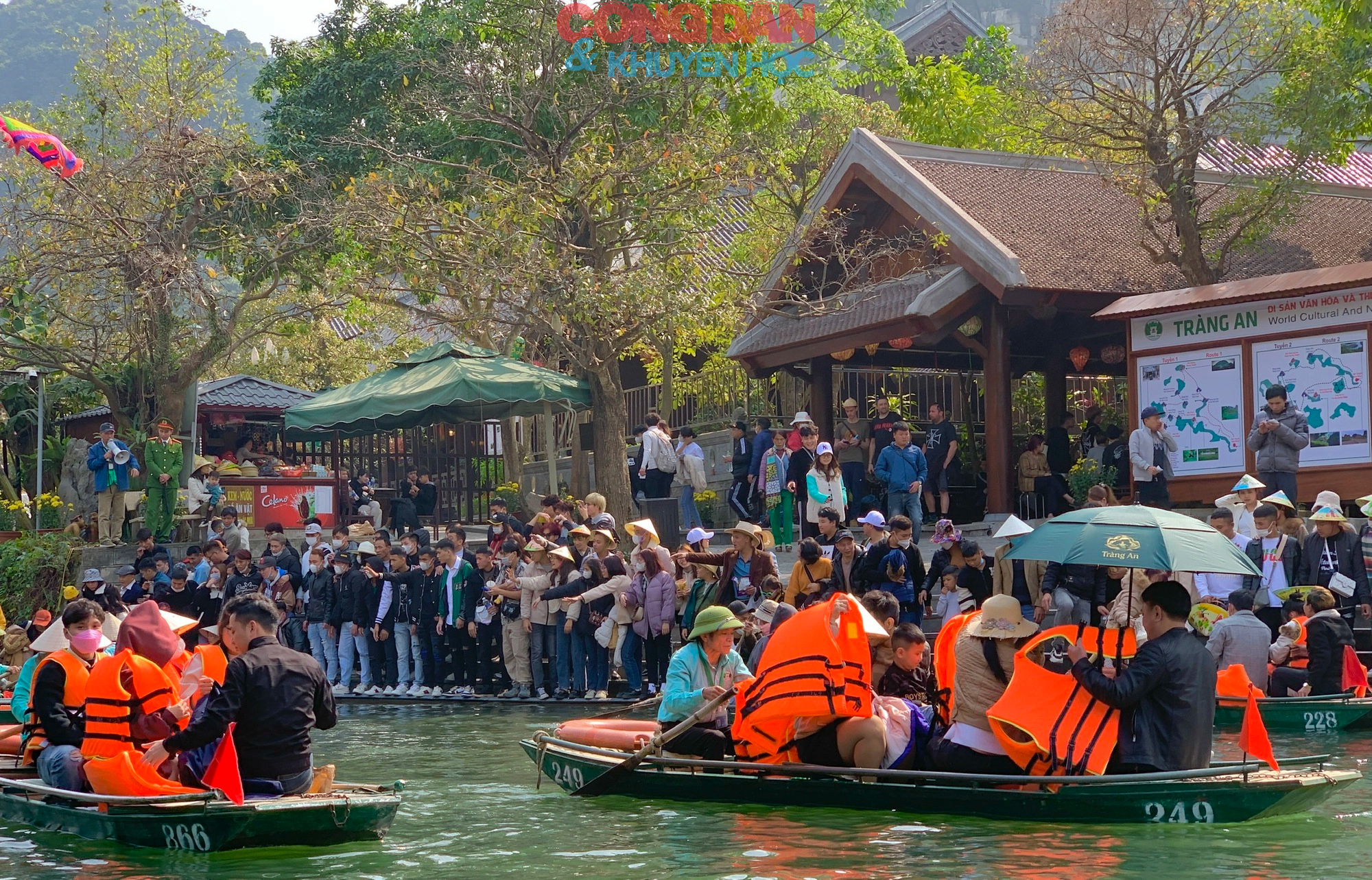 Ninh Bình: Du khách chờ đợi hơn 4 tiếng để tham quan Khu du lịch sinh thái Tràng An - Ảnh 3.