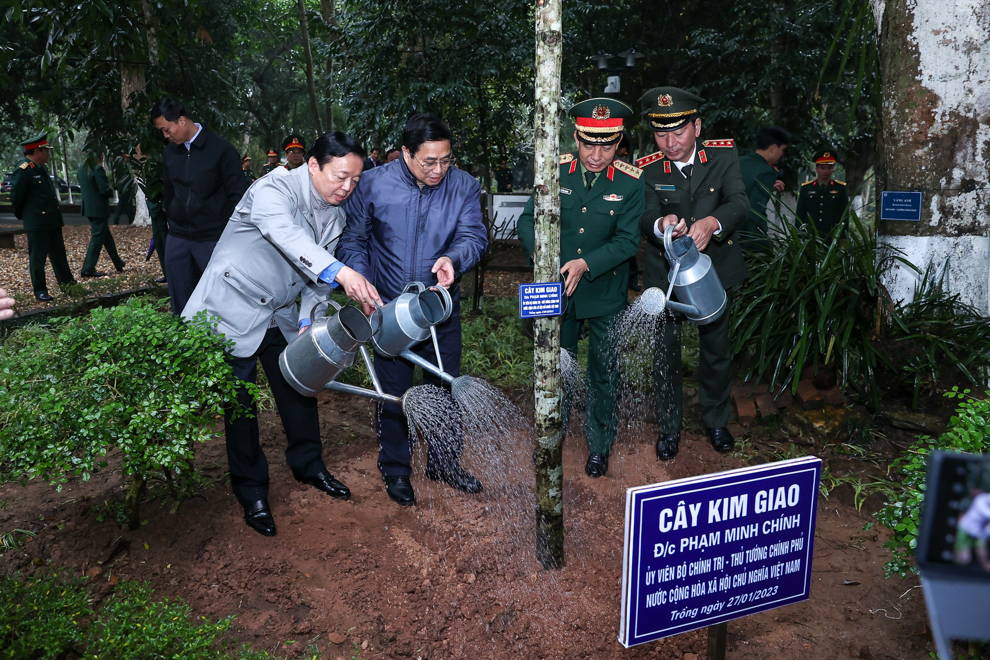 Thủ tướng dâng hương tưởng nhớ Chủ tịch Hồ Chí Minh và phát động Tết trồng cây Xuân Quý Mão - Ảnh 10.