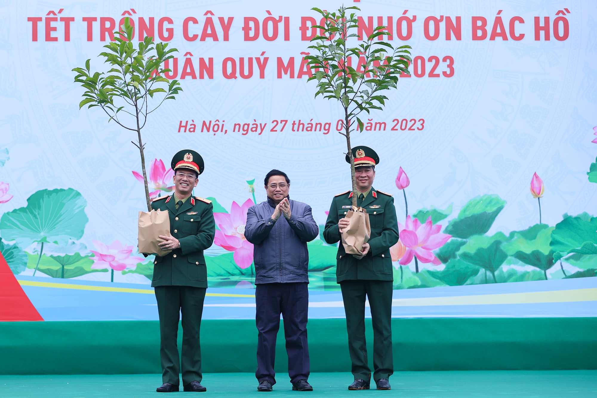 Thủ tướng dâng hương tưởng nhớ Chủ tịch Hồ Chí Minh và phát động Tết trồng cây Xuân Quý Mão - Ảnh 7.