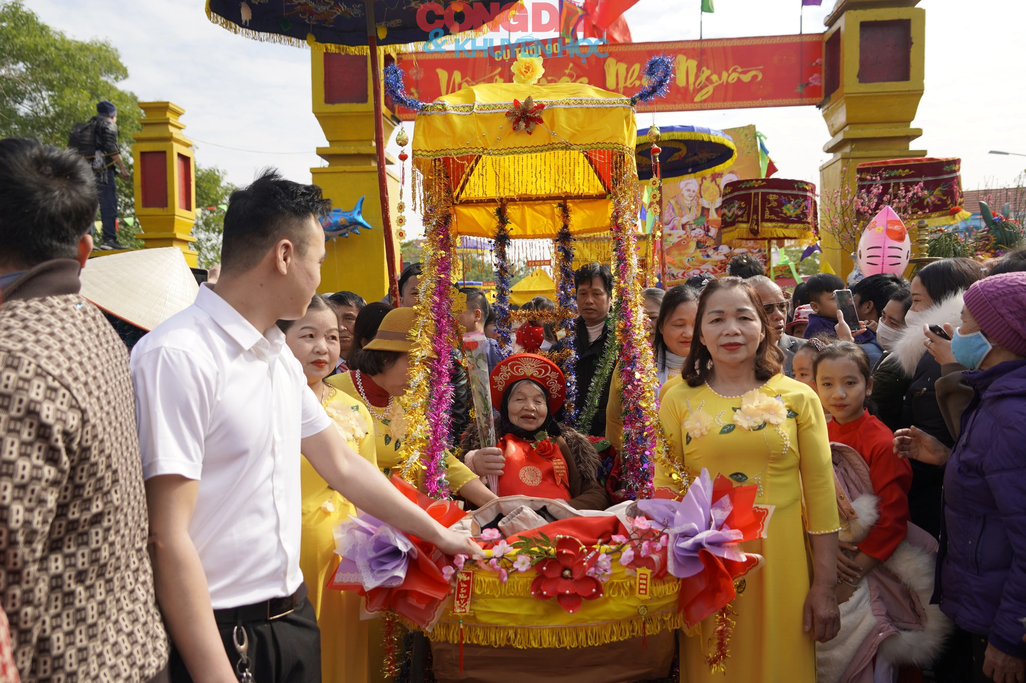 Quảng Ninh: Độc đáo lễ hội rước cụ thượng về miếu Tiên Công lễ tổ - Ảnh 9.