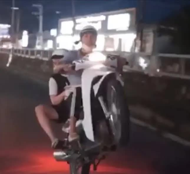 Tiền Giang: Bắt 3 thanh niên quay video bốc đầu xe máy để &quot;câu like&quot; trên mạng xã hội - Ảnh 1.