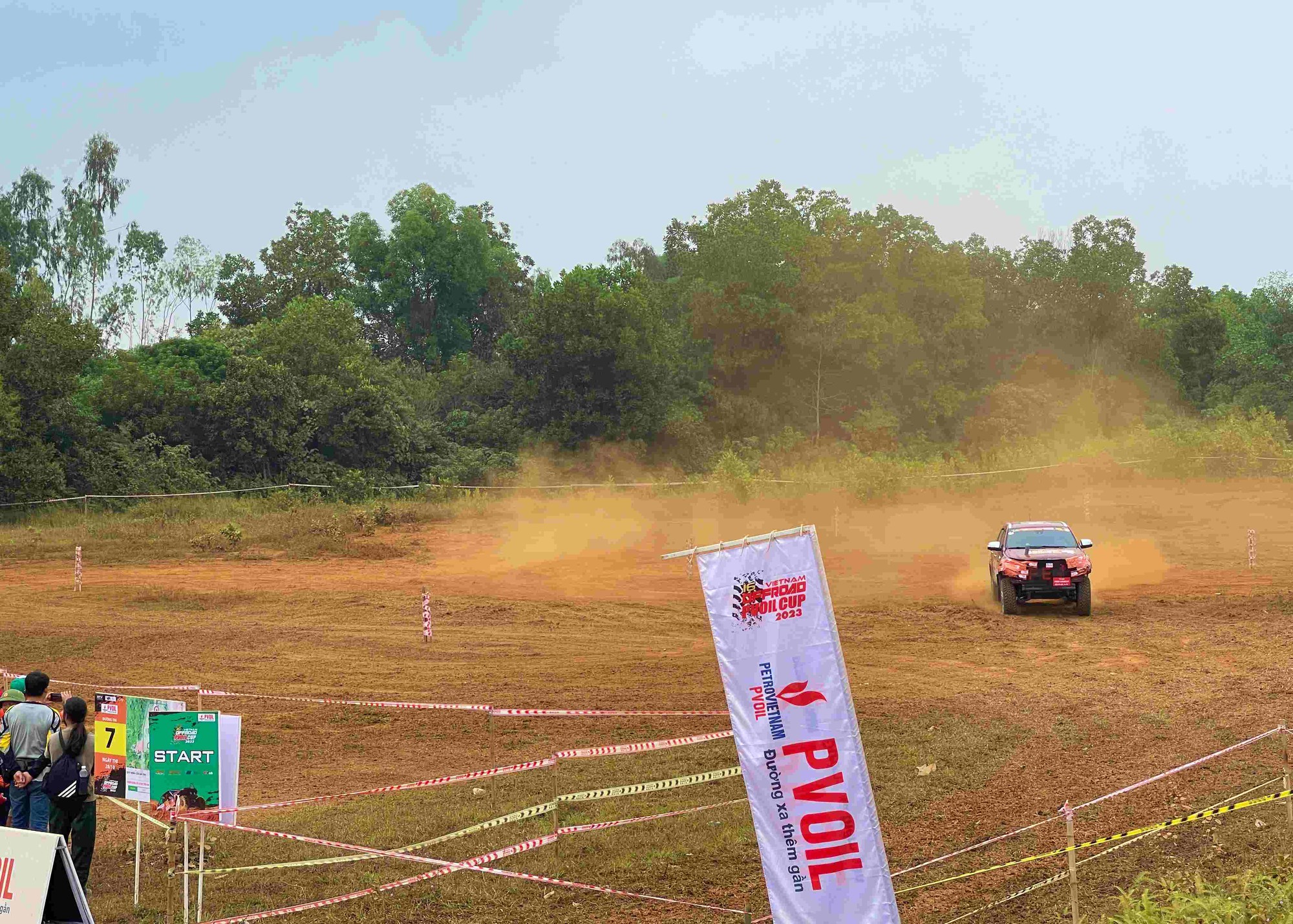 Gay cấn các màn trình diễn kỹ năng lái xe Giải đua ô tô địa hình Việt Nam - VOC 2023 - Ảnh 12.