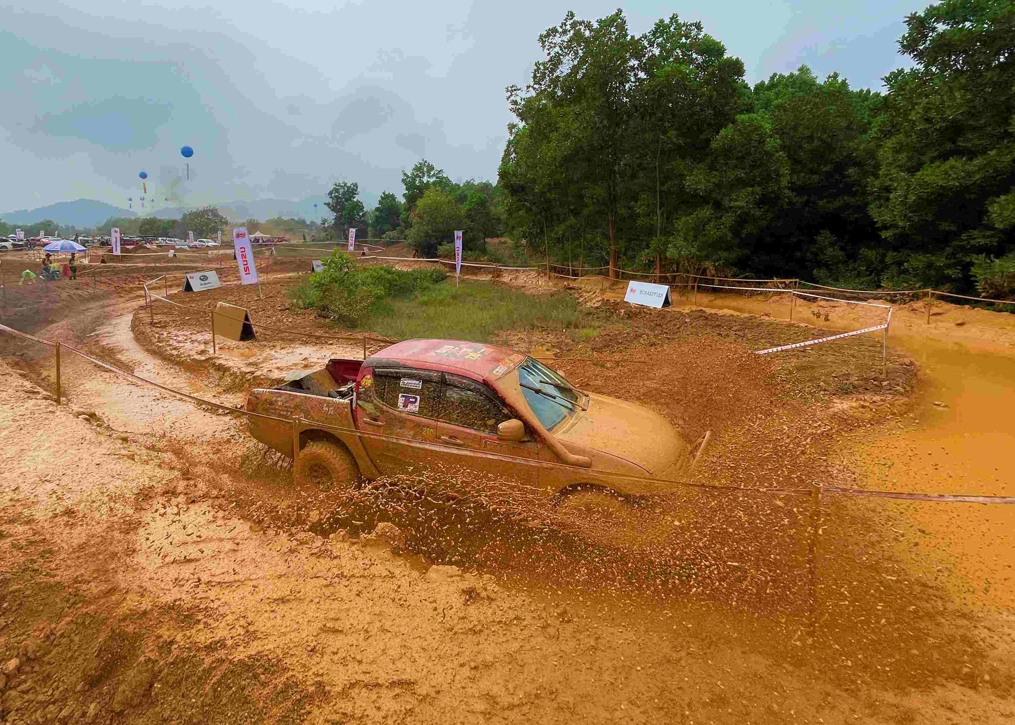 Gay cấn các màn trình diễn kỹ năng lái xe Giải đua ô tô địa hình Việt Nam - VOC 2023 - Ảnh 17.