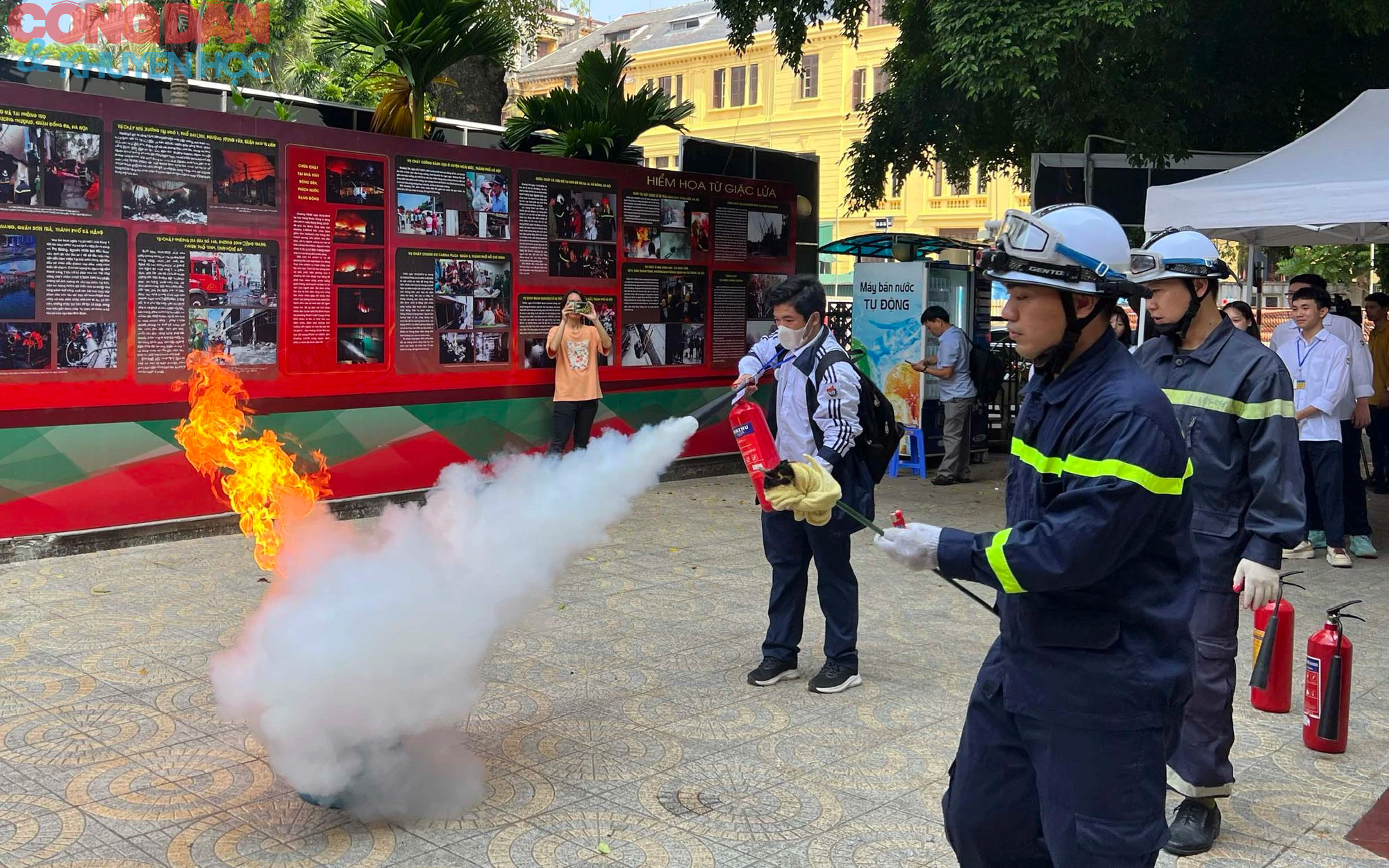 Học sinh trung học cơ sở Hà Nội trải nghiệm tình huống chữa cháy nổ - Ảnh 1.