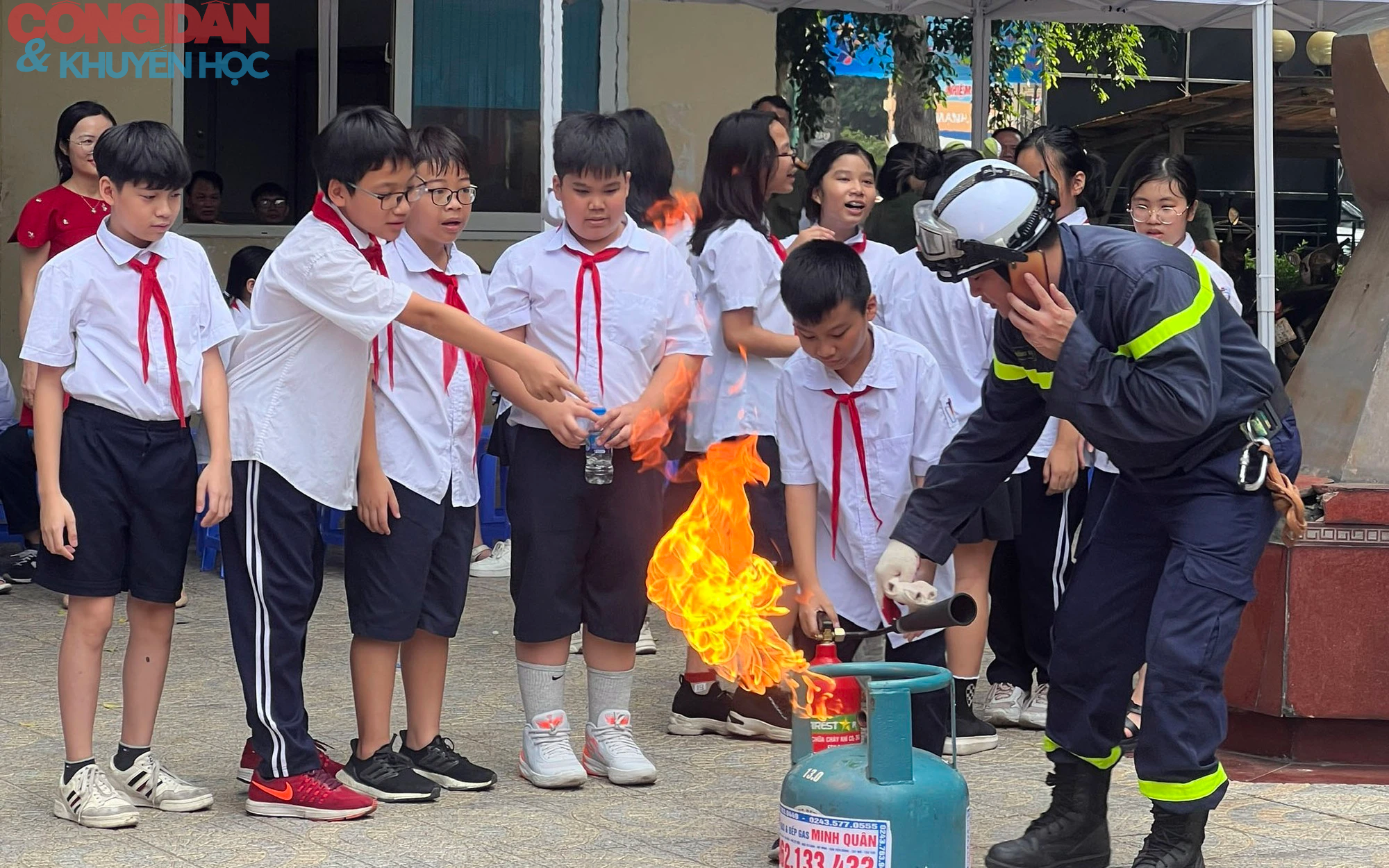 Học sinh trung học cơ sở Hà Nội trải nghiệm tình huống chữa cháy nổ - Ảnh 2.