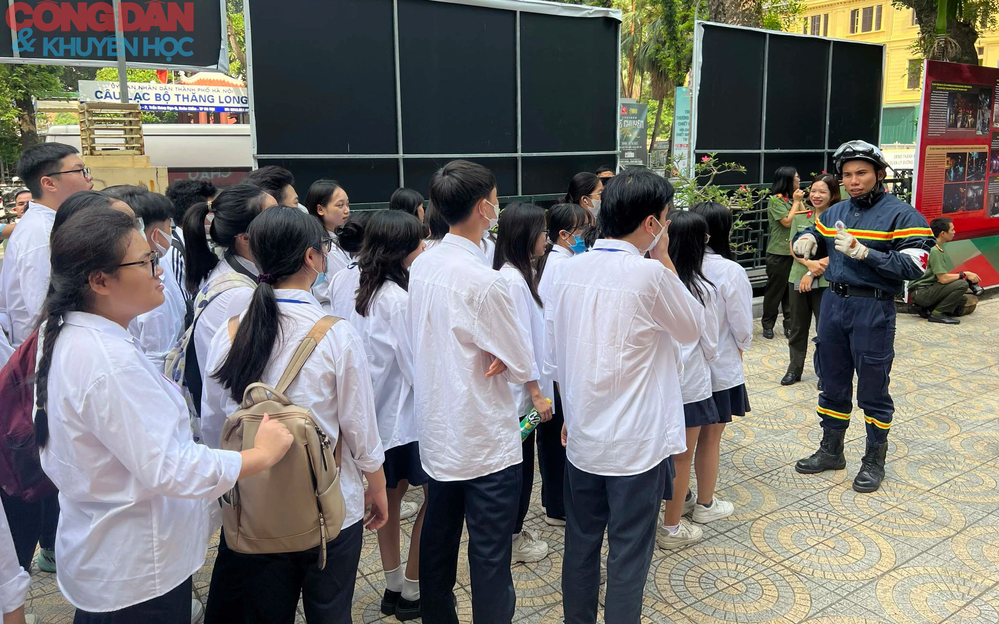 Học sinh trung học cơ sở Hà Nội trải nghiệm tình huống chữa cháy nổ - Ảnh 3.