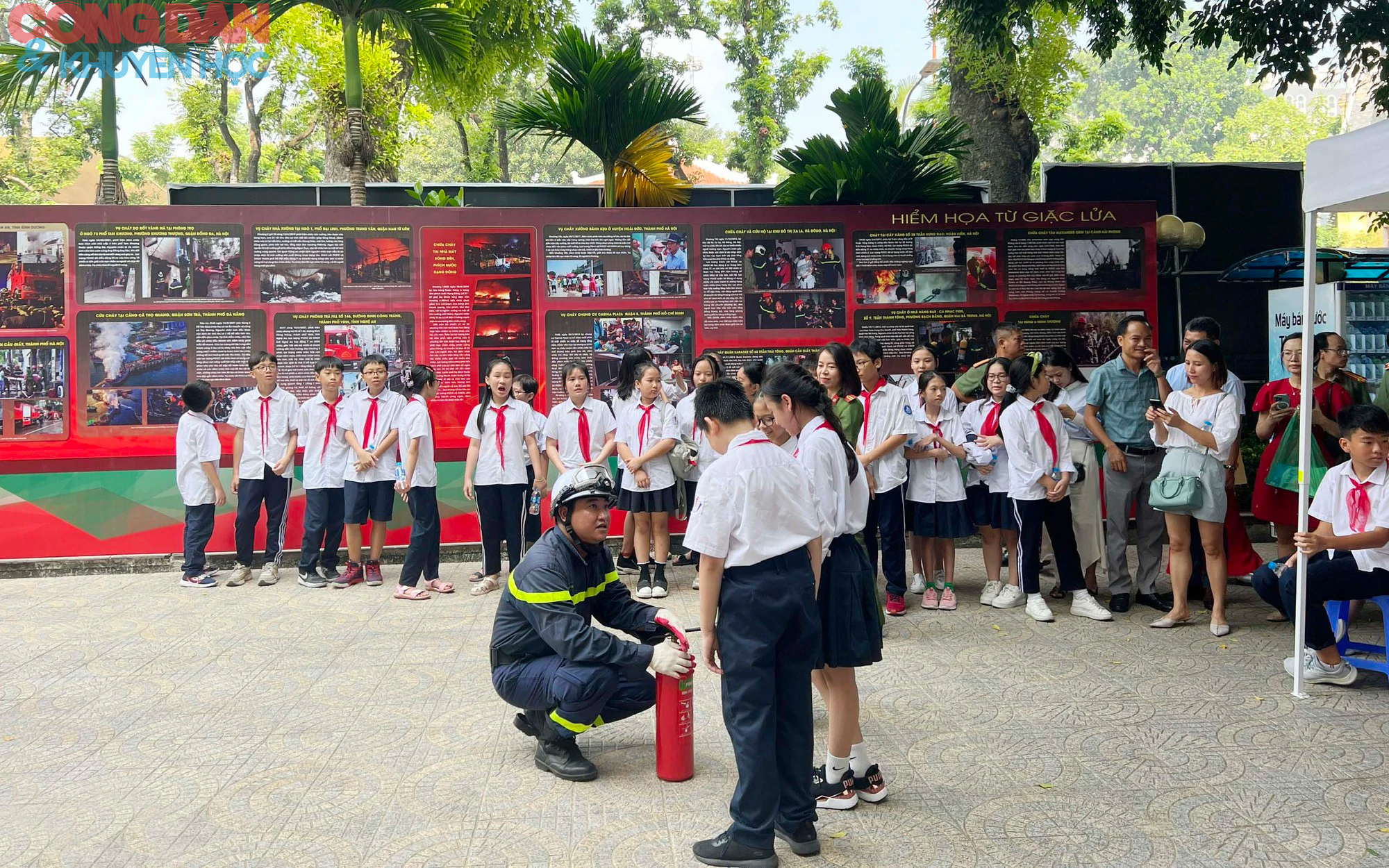 Học sinh trung học cơ sở Hà Nội trải nghiệm tình huống chữa cháy nổ - Ảnh 4.