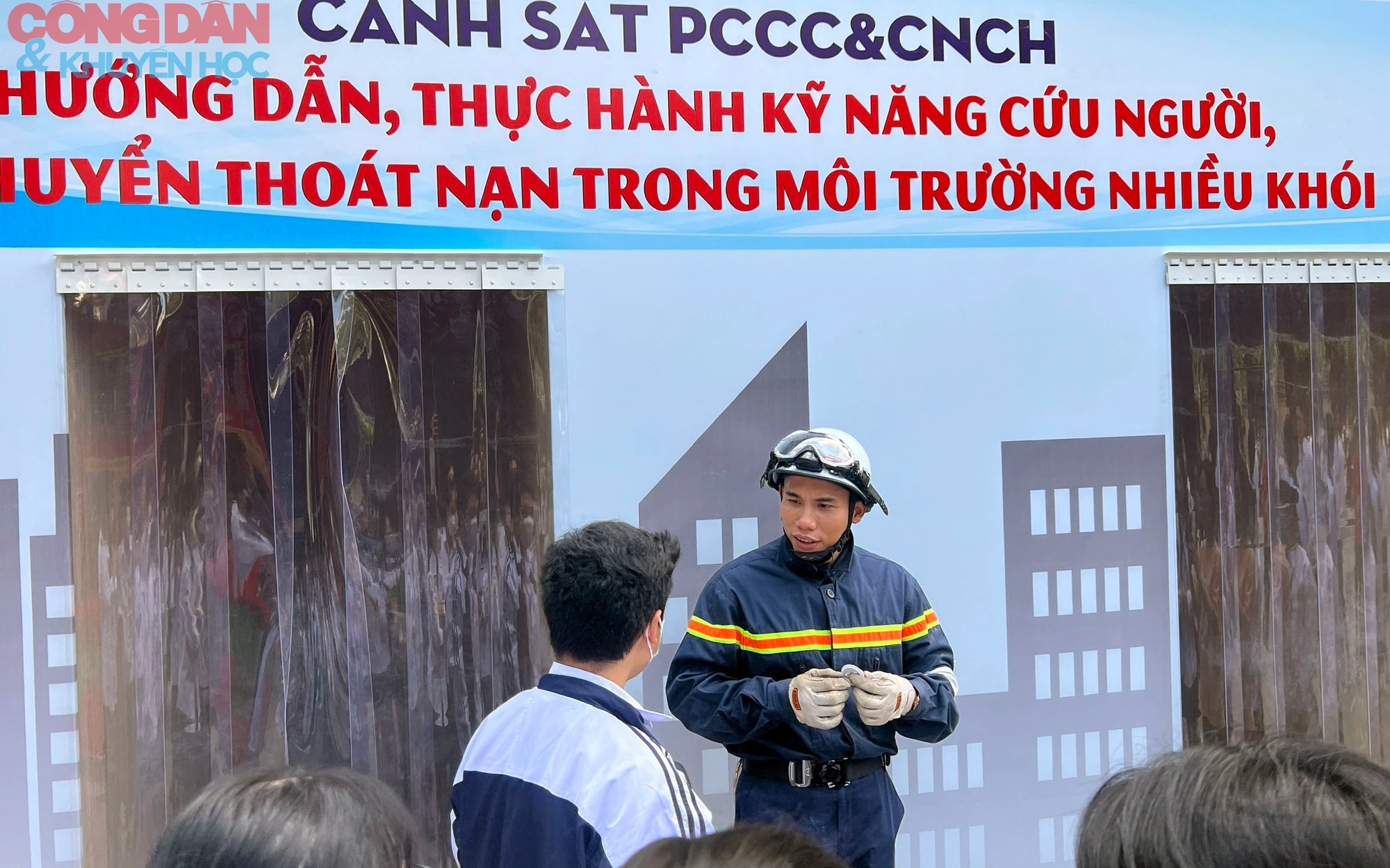Học sinh trung học cơ sở Hà Nội trải nghiệm tình huống chữa cháy nổ - Ảnh 5.