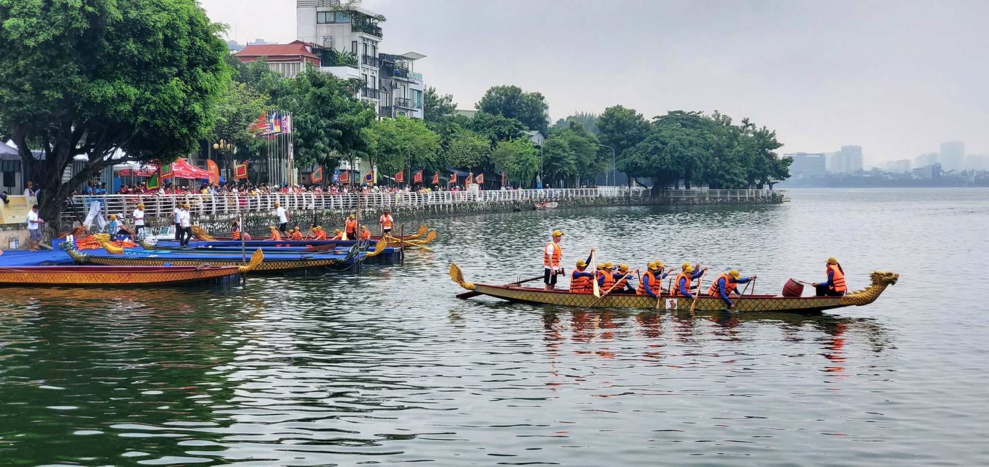 Giải bơi chải thuyền rồng Hà Nội 2023 - Nét văn hoá đẹp vùng “Hồ Tây” - Ảnh 1.