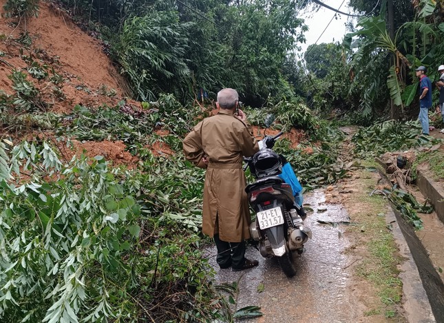 Yên Bái: Mưa lớn, sạt lở đất khiến 2 người chết, tạm dừng chạy tàu Hà Nội - Lào Cai - Ảnh 1.