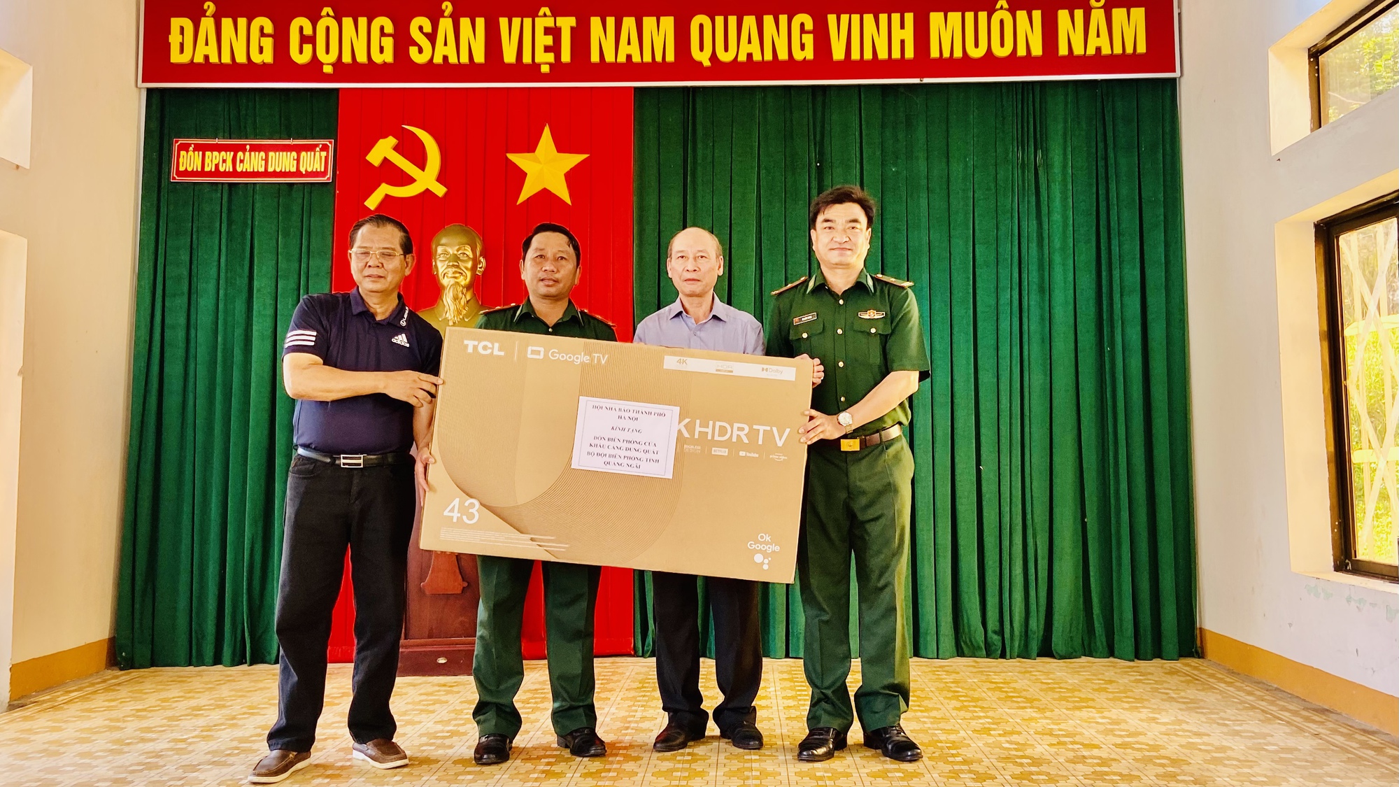 Hội Nhà báo Hà Nội: Trao quà cho học sinh trường tiểu học Bình Thuận, Bình Sơn, Quảng Ngãi - Ảnh 4.