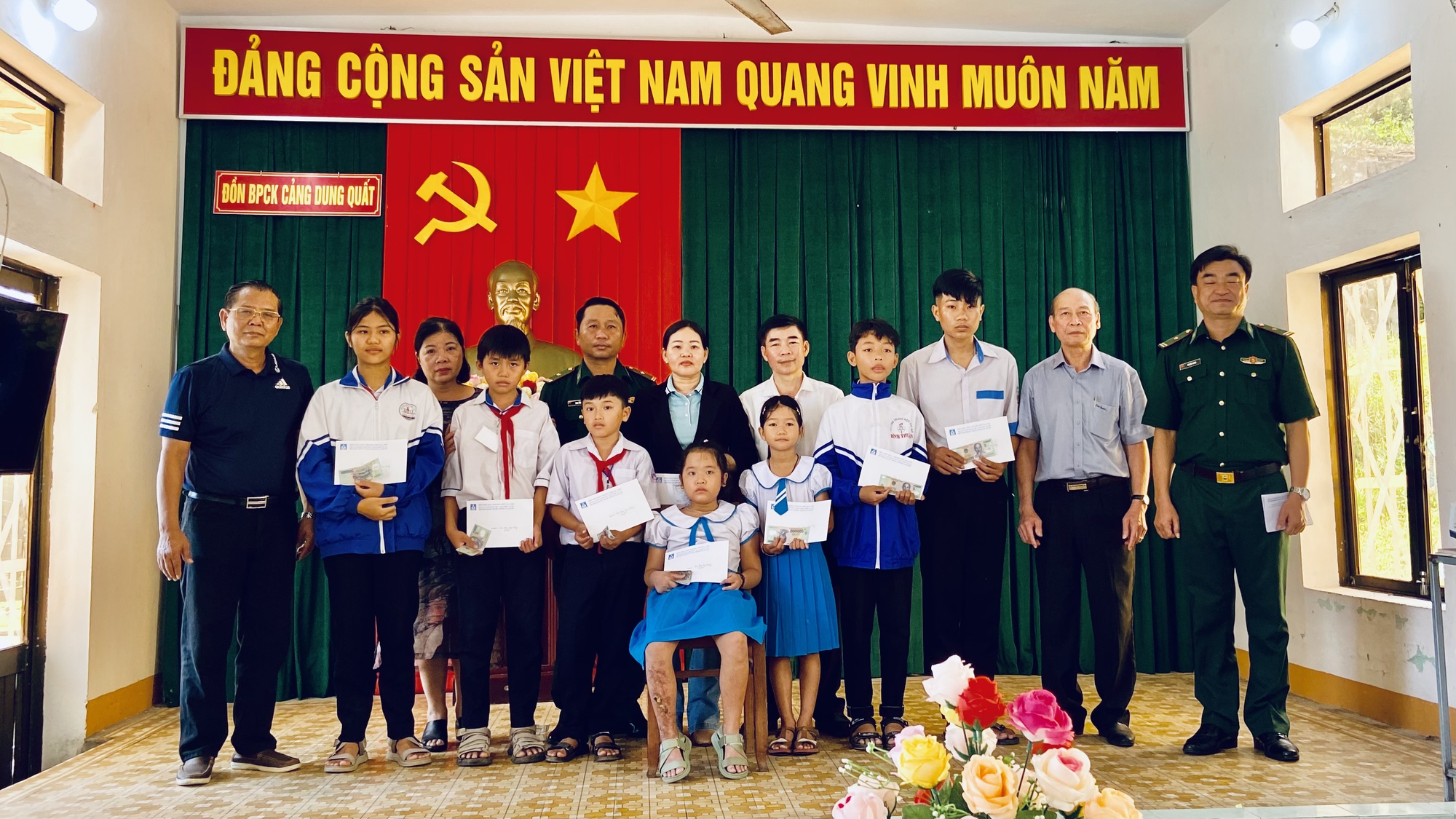 Hội Nhà báo Hà Nội: Trao quà cho học sinh trường tiểu học Bình Thuận, Bình Sơn, Quảng Ngãi - Ảnh 3.