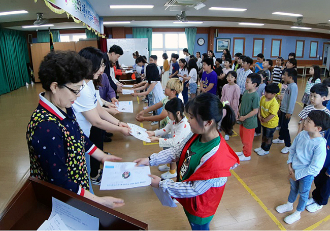 Nạn hối lộ thầy cô và những sự thật về Ngày Nhà giáo tại Hàn Quốc- Ảnh 2.
