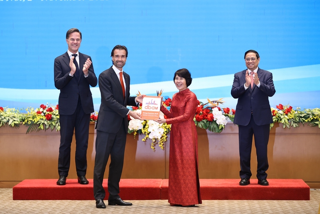 Thủ tướng Việt Nam, Hà Lan chứng kiến lễ ký các văn kiện hợp tác, cùng đạp xe dạo phố Hà Nội - Ảnh 4.