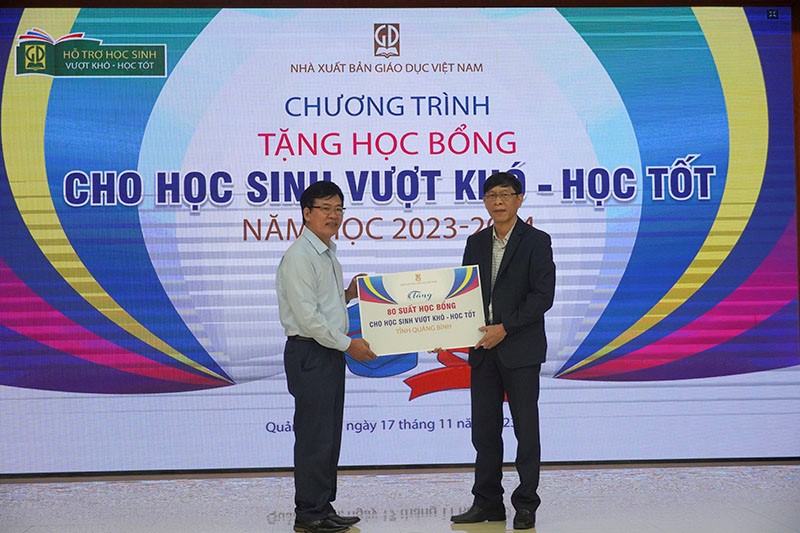 Chương trình trao tặng học bổng của Nhà xuất bản Giáo dục Việt Nam tiếp tục đến với các học sinh vượt khó học tốt- Ảnh 2.