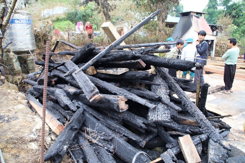 Lào Cai: Hỗ trợ gia đình giáo viên bị cháy nhà- Ảnh 3.