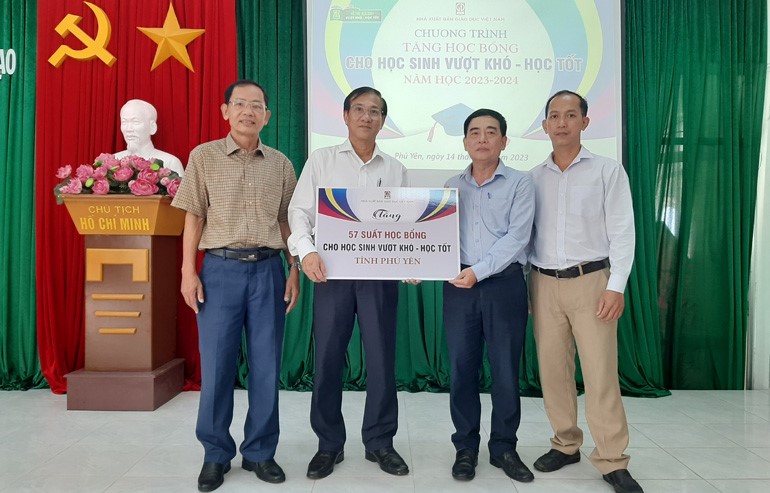 Chương trình trao tặng học bổng của Nhà xuất bản Giáo dục Việt Nam tiếp tục đến với các học sinh vượt khó học tốt- Ảnh 4.