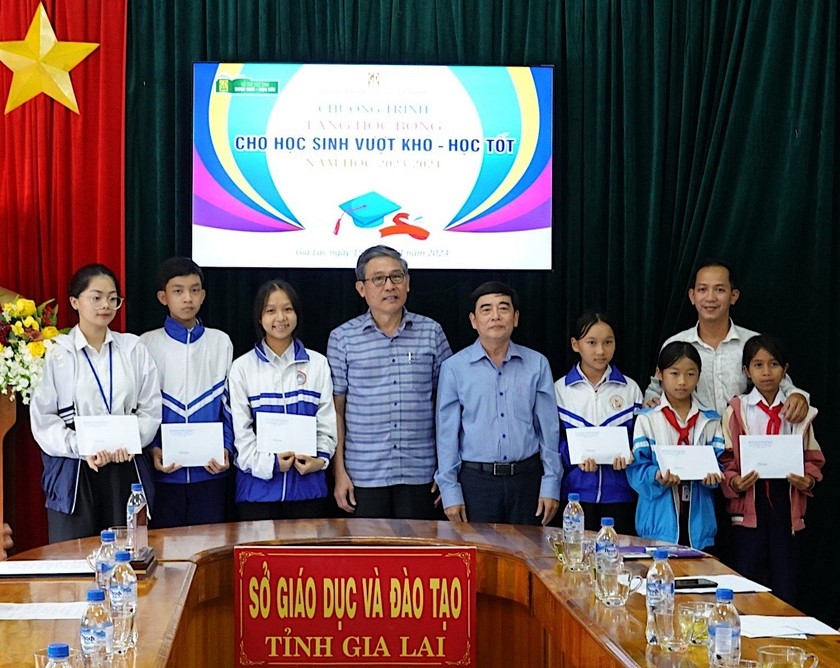 Chương trình trao tặng học bổng của Nhà xuất bản Giáo dục Việt Nam tiếp tục đến với các học sinh vượt khó học tốt- Ảnh 5.