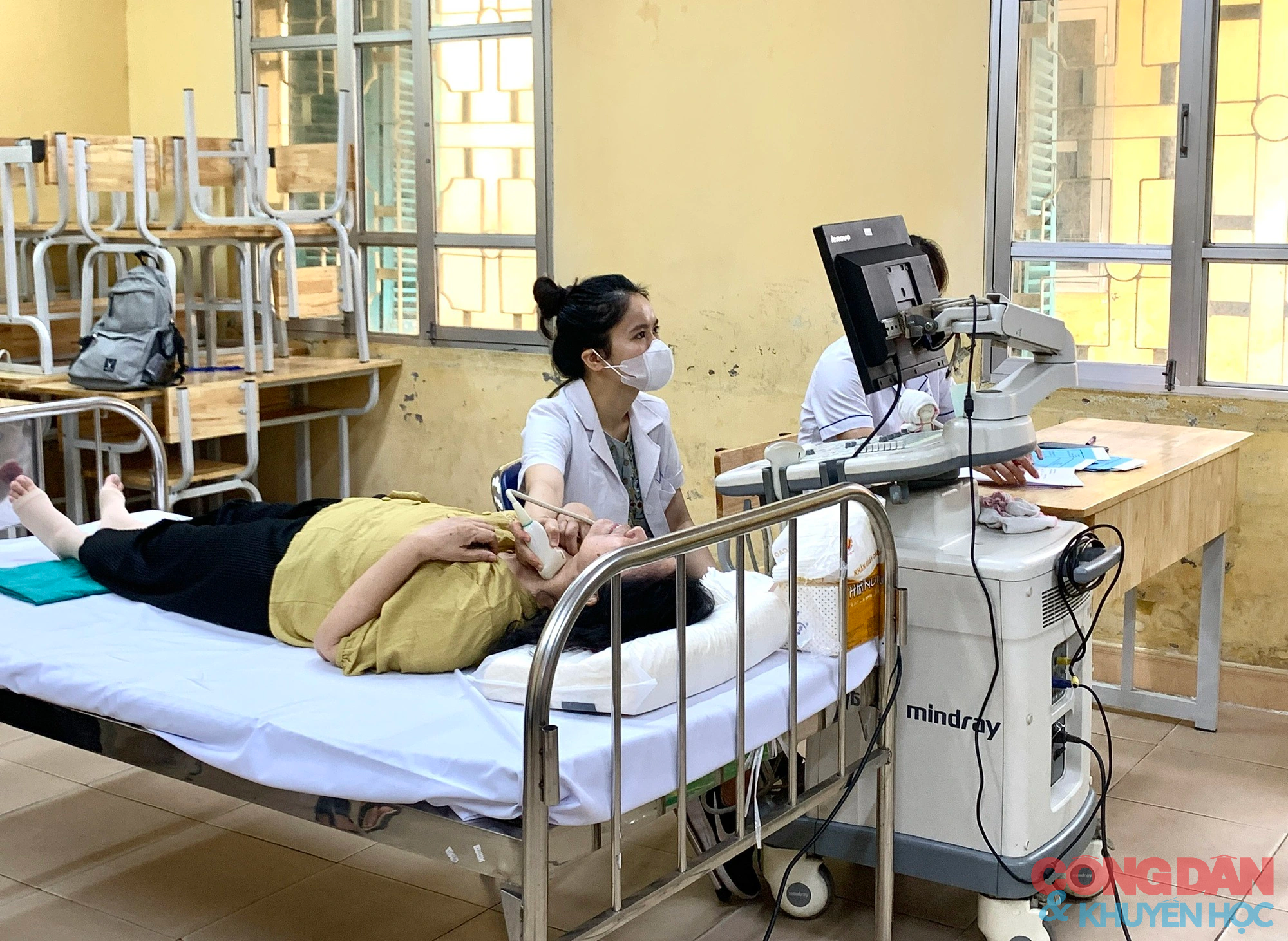 Chăm sóc sức khỏe thầy cô giáo - hình thức tri ân độc đáo của cựu học sinh Trường THPT Nguyễn Thị Minh Khai - Ảnh 4.