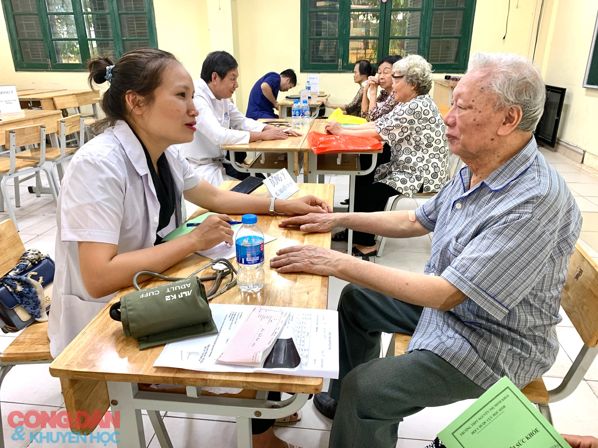 Chăm sóc sức khỏe thầy cô giáo - hình thức tri ân độc đáo của cựu học sinh Trường THPT Nguyễn Thị Minh Khai - Ảnh 5.