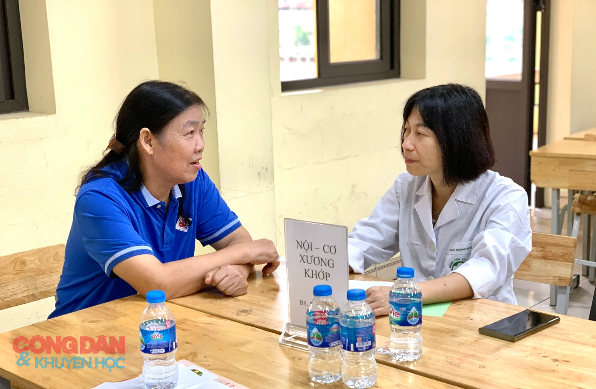 Chăm sóc sức khỏe thầy cô giáo - hình thức tri ân độc đáo của cựu học sinh Trường THPT Nguyễn Thị Minh Khai - Ảnh 6.