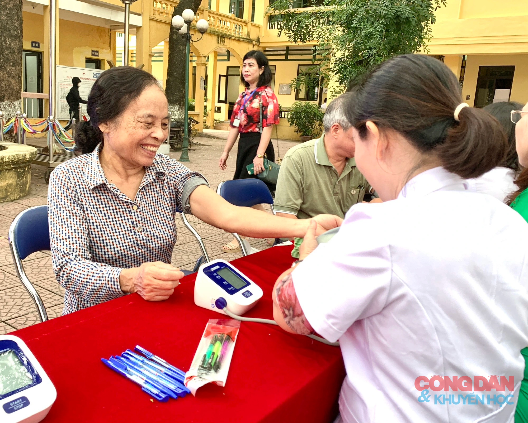 Chăm sóc sức khỏe thầy cô giáo - hình thức tri ân độc đáo của cựu học sinh Trường THPT Nguyễn Thị Minh Khai - Ảnh 7.