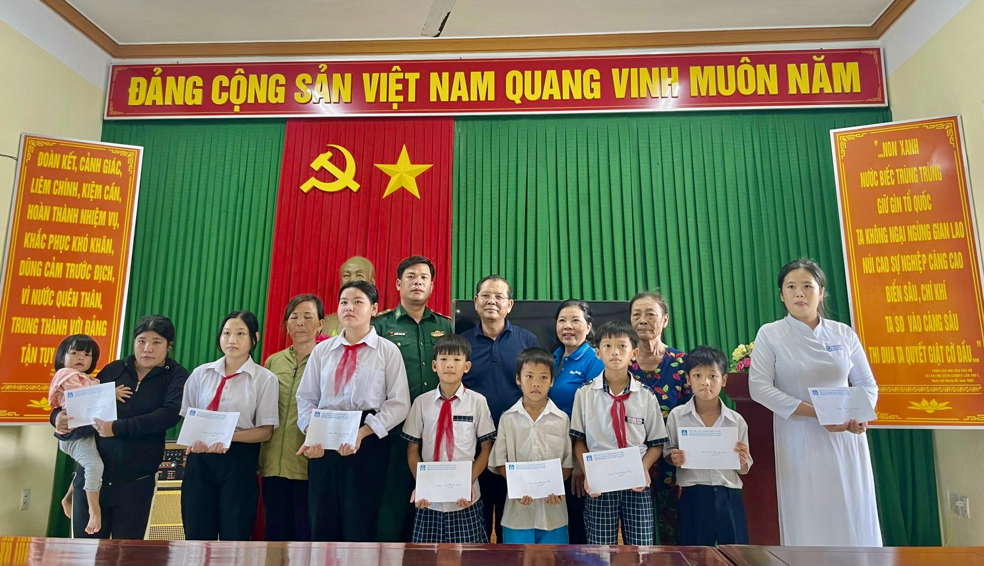 Hội Nhà báo Hà Nội trao học bổng &quot;Nâng bước em đến trường&quot; tại huyện đảo Lý Sơn, Quảng Ngãi - Ảnh 1.