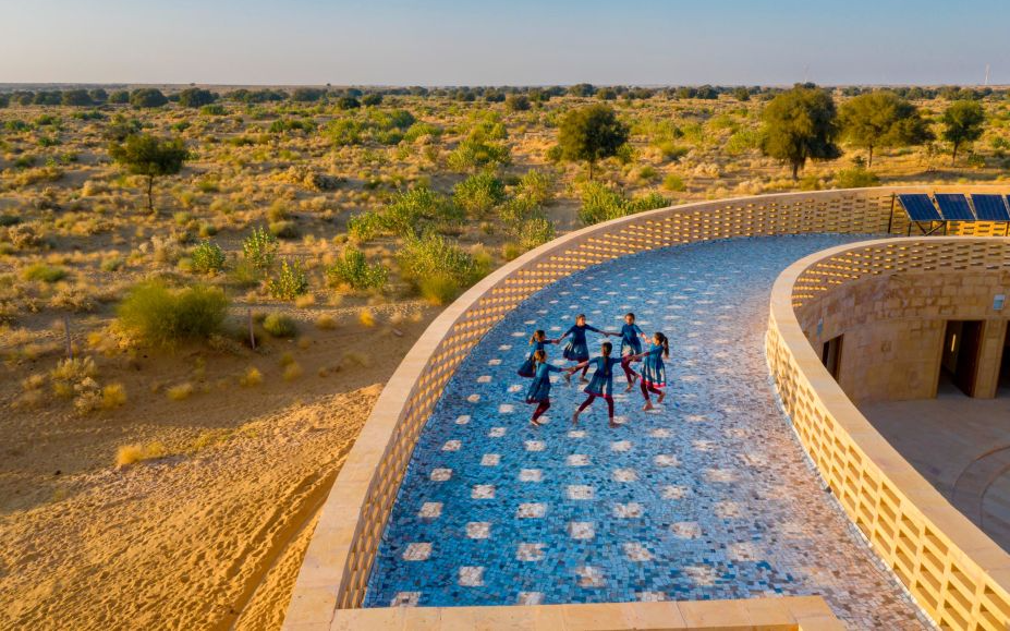 Ngôi trường giữa sa mạc gần 50 độ C ở Ấn Độ vẫn mát mẻ quanh năm
