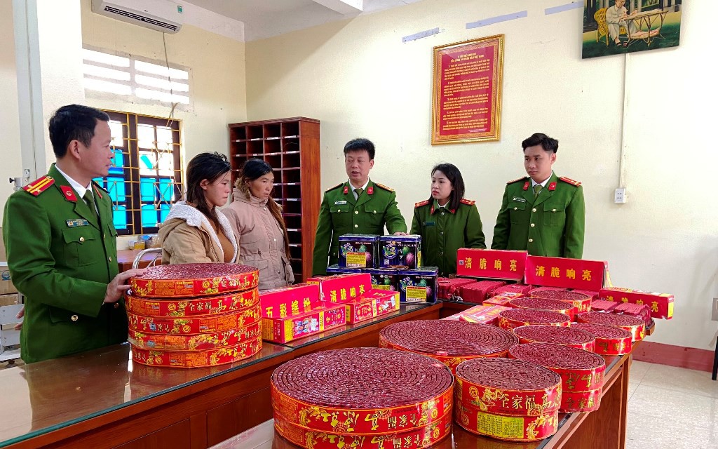 Lào Cai bắt 2 đối tượng tàng trữ trái phép gần 90kg pháo nổ.
