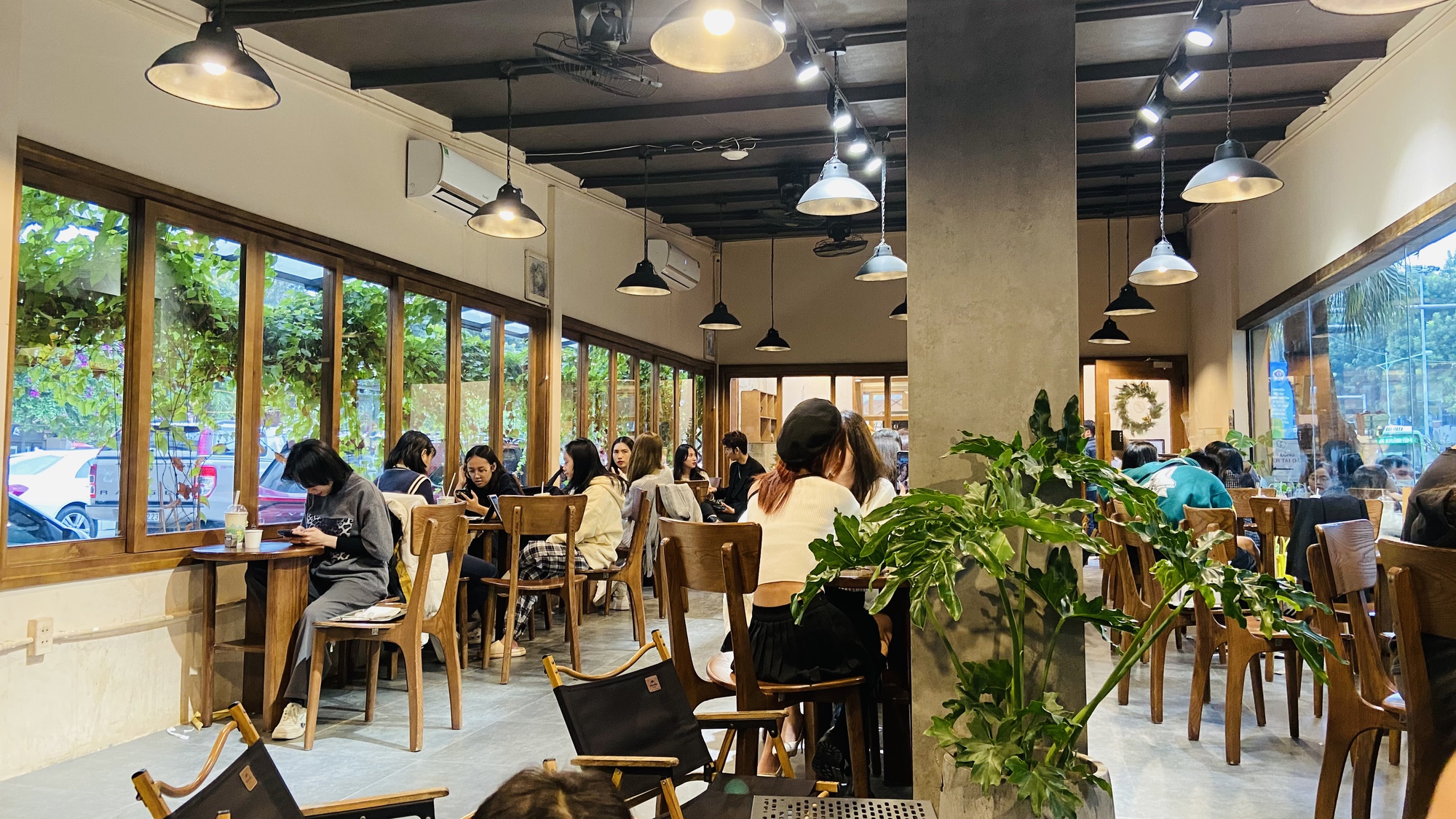 Cafe Hà Nội “thất thủ” ngày cuối tuần- Ảnh 1.