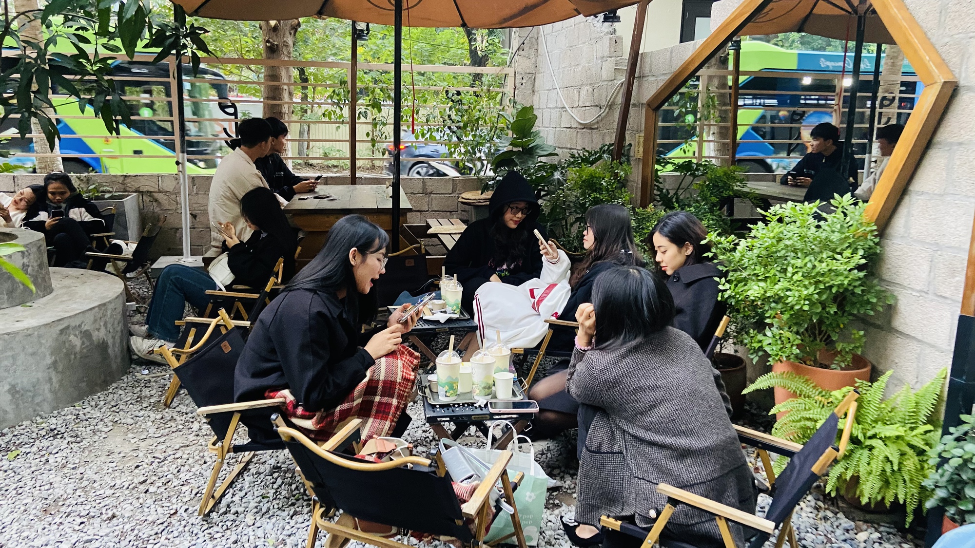 Cafe Hà Nội “thất thủ” ngày cuối tuần- Ảnh 6.