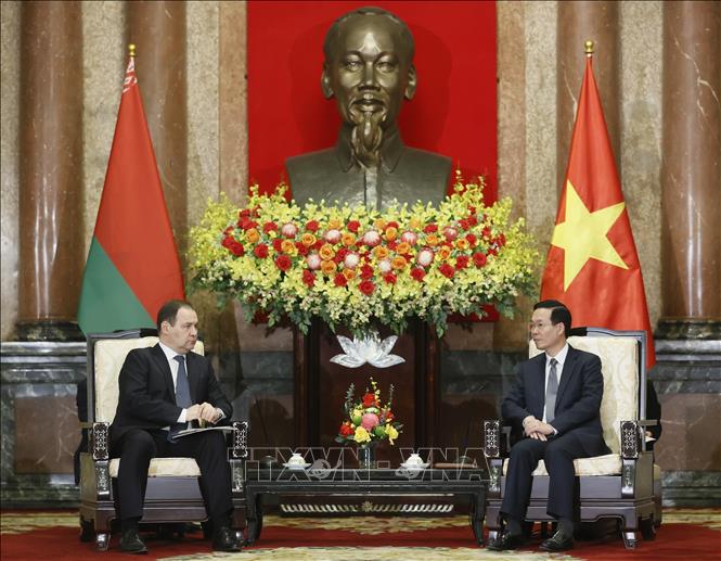 Tổng Bí thư Nguyễn Phú Trọng tặng Thủ tướng Belarus Roman Golovchenko cuốn sách về ngoại giao Việt Nam- Ảnh 3.