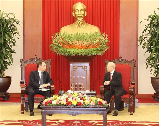 Tổng Bí thư Nguyễn Phú Trọng tặng Thủ tướng Belarus Roman Golovchenko cuốn sách về ngoại giao Việt Nam- Ảnh 1.