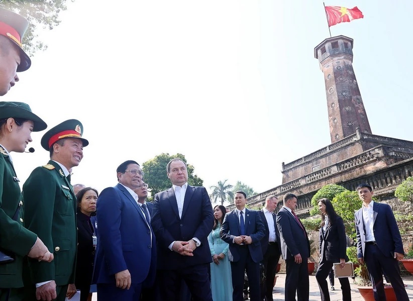 Hai Thủ tướng Việt Nam và Belarus thưởng thức cà phê bên Cột Cờ Hà Nội- Ảnh 1.