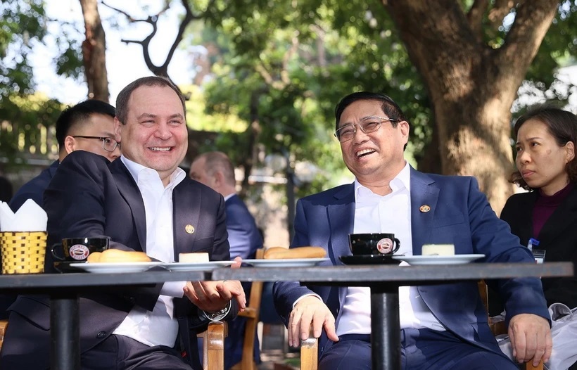 Hai Thủ tướng Việt Nam và Belarus thưởng thức cà phê bên Cột Cờ Hà Nội- Ảnh 2.