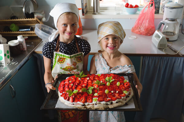 Chương trình sau giờ học tại các trường học Thụy Điển sẽ cung cấp kiến thức về ẩm thực quốc gia. Ảnh: Kids World Travel Guide