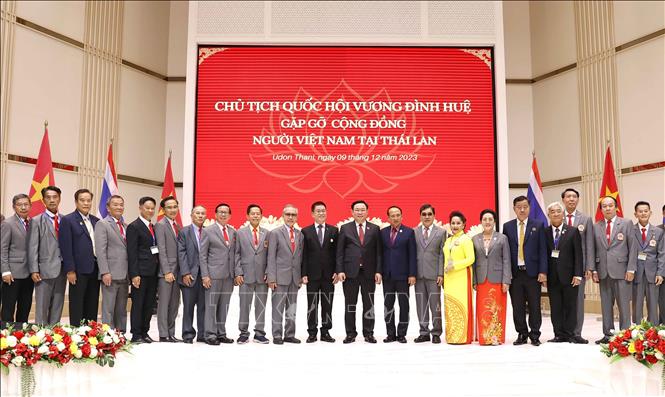 Chủ tịch Quốc hội Vương Đình Huệ tặng 100 bộ sách học tiếng Việt cho con em kiều bào tại Thái Lan- Ảnh 1.