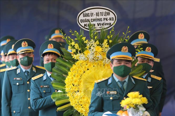 Lễ tang phi công Trần Ngọc Duy được tổ chức theo nghi thức Quân đội  - Ảnh 1.