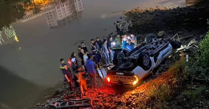 Quảng Ninh: Ô tô húc tung lan can cầu Ka Long rơi xuống sông, 3 người thương vong - Ảnh 1.