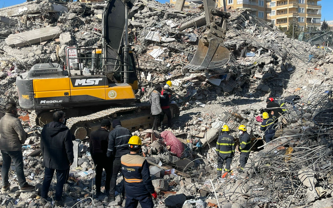 Động đất tại Thổ Nhĩ Kỳ: C07 Bộ Công an đưa nhiều thi thể nạn nhân bị vùi lấp ra ngoài