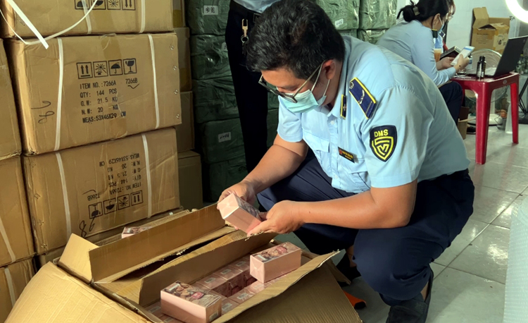 Nhiều mỹ phẩm, nước hoa nhập lậu vừa bị phát hiện tại TP Hồ Chí Minh  - Ảnh 1.