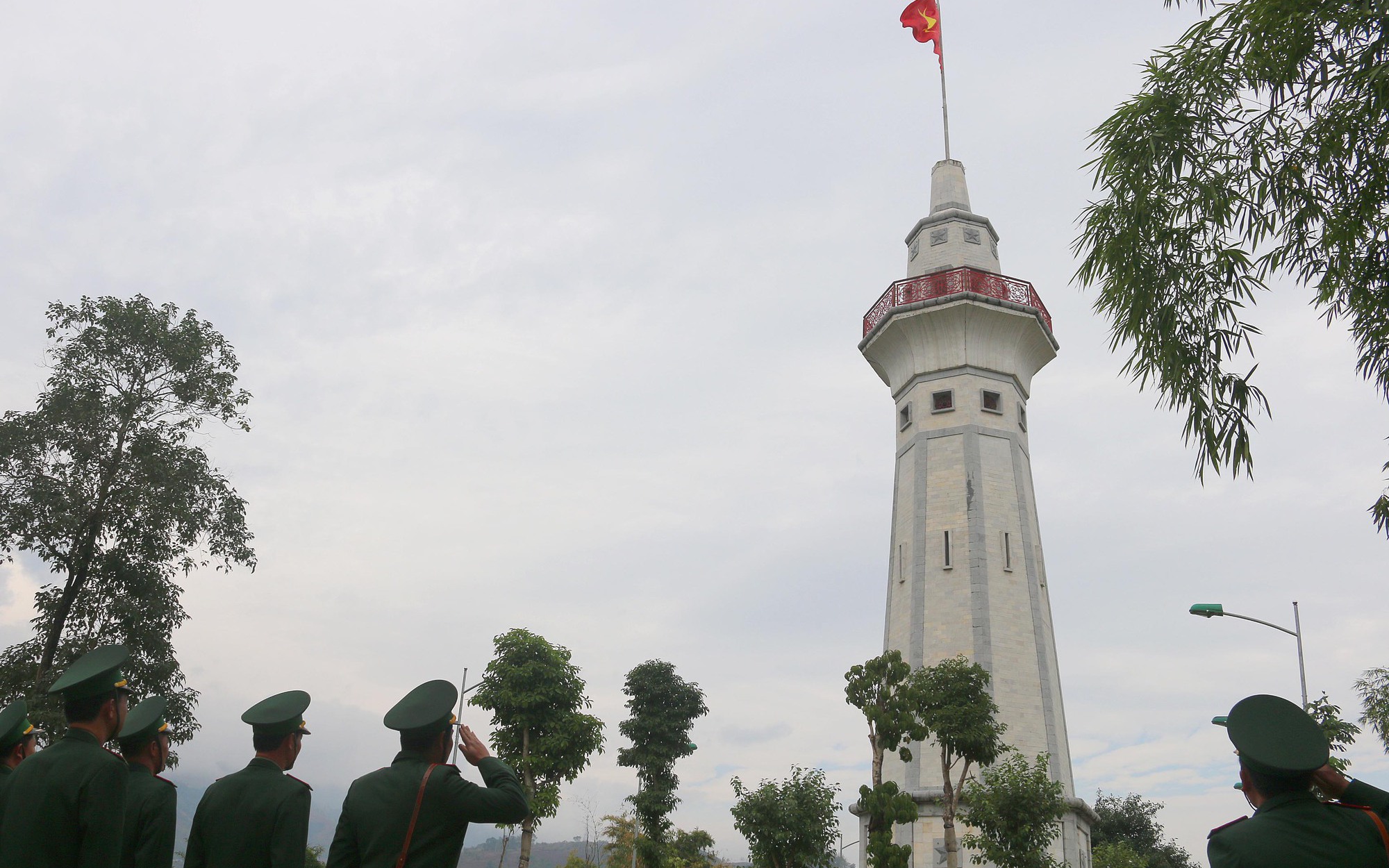 L&agrave;o Cai đưa ra 2 phương &aacute;n cải tạo, n&acirc;ng cấp cột cờ bi&ecirc;n giới Lũng P&ocirc; - Ảnh 2.